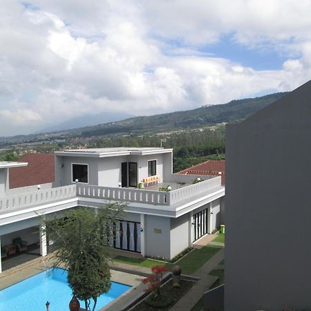 Osmond Villa Resort Lembang Exterior foto